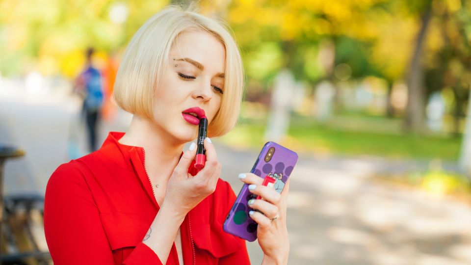 Странные симптомы: почему начинает першить в горле после помады или блеска для губ