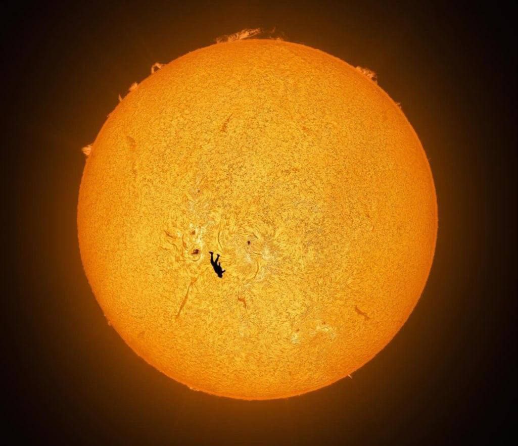 Американские энтузиасты создали современную версию падения Икара Американские энтузиасты создали современную версию падения Икара