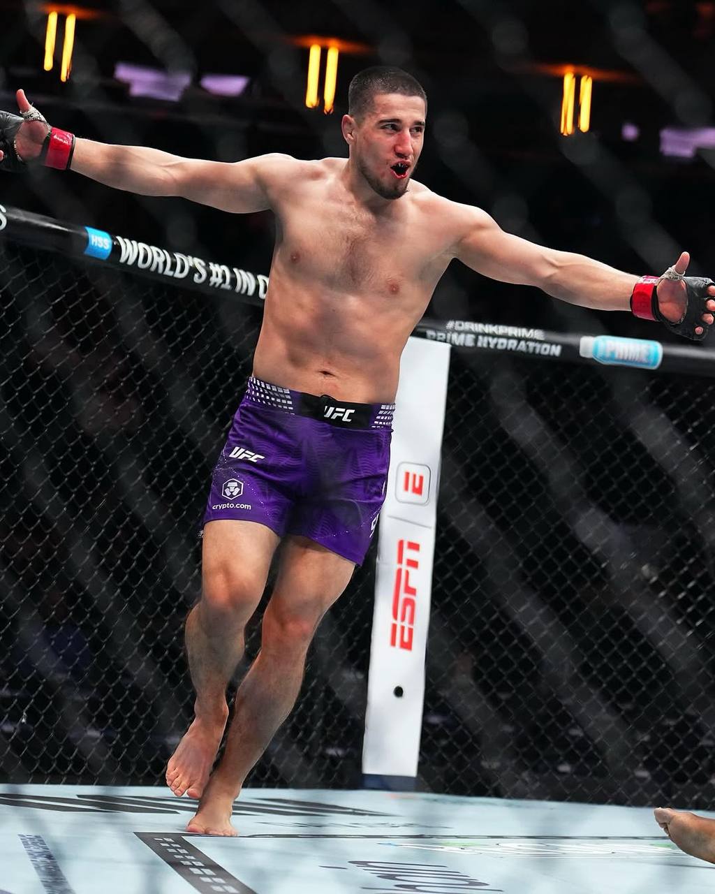 Чеченский боец смешанного стиля (ММА) Байсангур Сусуркаев одержал вторую подряд победу под эгидой Абсолютного бойцовского чемпионата (UFC) Чеченский боец смешанного стиля (ММА) Байсангур Сусуркаев одержал вторую подряд победу под эгидой Абсолютного бойцовского чемпионата (UFC)