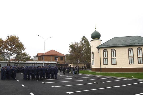 В торжественной церемонии открытия приняли участие Советник Главы ЧР, Муфтий ЧР, председатель КЦМСК Салахь-Хаджи Межиев, начальник УФСИН России по ЧР, подполковник внутренней службы Ахмед Адаев, представители духовенства... В торжественной церемонии открытия приняли участие Советник Главы ЧР, Муфтий ЧР, председатель КЦМСК Салахь-Хаджи Межиев, начальник УФСИН России по ЧР, подполковник внутренней службы Ахмед Адаев, представители духовенства...