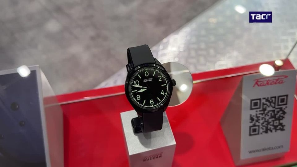 На Dubai Airshow представили часы Ракета "Су"