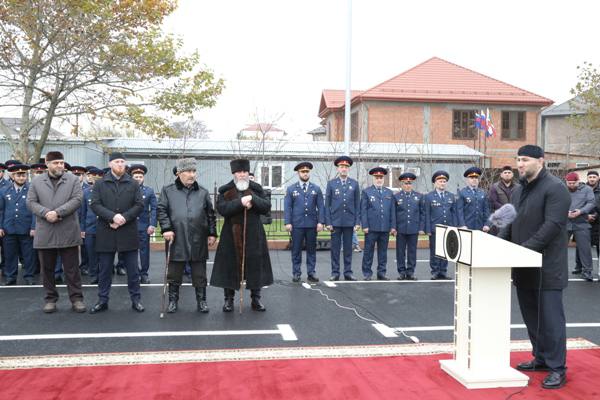 В торжественной церемонии открытия приняли участие Советник Главы ЧР, Муфтий ЧР, председатель КЦМСК Салахь-Хаджи Межиев, начальник УФСИН России по ЧР, подполковник внутренней службы Ахмед Адаев, представители духовенства... В торжественной церемонии открытия приняли участие Советник Главы ЧР, Муфтий ЧР, председатель КЦМСК Салахь-Хаджи Межиев, начальник УФСИН России по ЧР, подполковник внутренней службы Ахмед Адаев, представители духовенства...