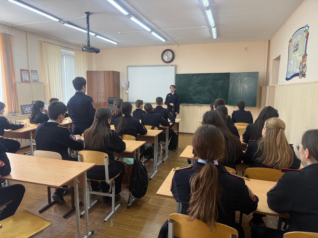 Инспектор группы по делам несовершеннолетних Нальчикского линейного отдела МВД России на транспорте майор полиции Оксана Чеченова совместно с социальным педагогом Эльнарой Мурсаловой организовала для учащихся средней школы...