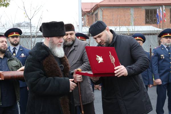 В торжественной церемонии открытия приняли участие Советник Главы ЧР, Муфтий ЧР, председатель КЦМСК Салахь-Хаджи Межиев, начальник УФСИН России по ЧР, подполковник внутренней службы Ахмед Адаев, представители духовенства... В торжественной церемонии открытия приняли участие Советник Главы ЧР, Муфтий ЧР, председатель КЦМСК Салахь-Хаджи Межиев, начальник УФСИН России по ЧР, подполковник внутренней службы Ахмед Адаев, представители духовенства...