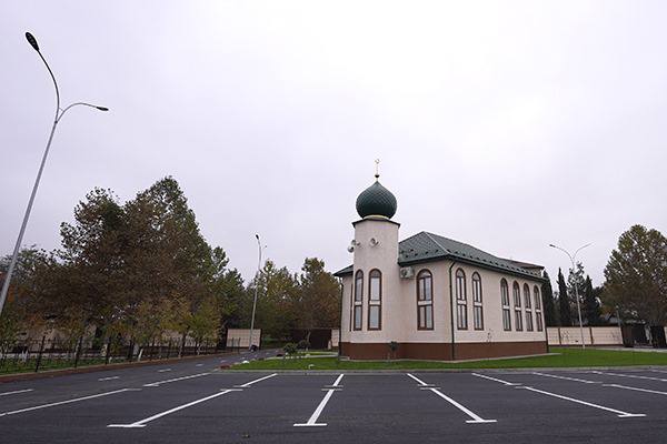 В торжественной церемонии открытия приняли участие Советник Главы ЧР, Муфтий ЧР, председатель КЦМСК Салахь-Хаджи Межиев, начальник УФСИН России по ЧР, подполковник внутренней службы Ахмед Адаев, представители духовенства... В торжественной церемонии открытия приняли участие Советник Главы ЧР, Муфтий ЧР, председатель КЦМСК Салахь-Хаджи Межиев, начальник УФСИН России по ЧР, подполковник внутренней службы Ахмед Адаев, представители духовенства...