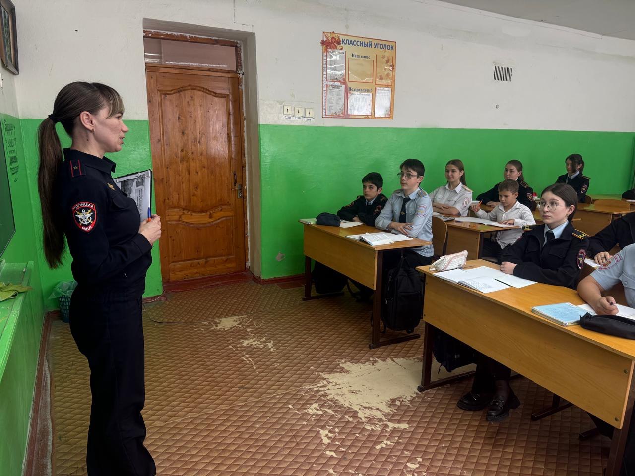 Инспектор группы по делам несовершеннолетних Нальчикского линейного отдела МВД России на транспорте майор полиции Оксана Чеченова совместно с социальным педагогом Эльнарой Мурсаловой организовала для учащихся средней школы... Инспектор группы по делам несовершеннолетних Нальчикского линейного отдела МВД России на транспорте майор полиции Оксана Чеченова совместно с социальным педагогом Эльнарой Мурсаловой организовала для учащихся средней школы...