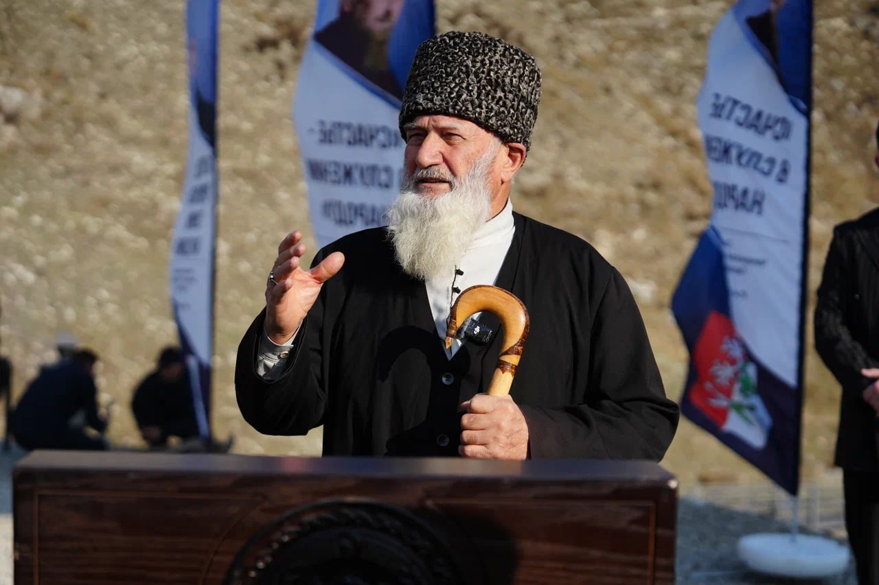 В селе Харкарой Веденского района состоялось открытие новой лестницы, ведущей к одной из значимых пещер района В селе Харкарой Веденского района состоялось открытие новой лестницы, ведущей к одной из значимых пещер района