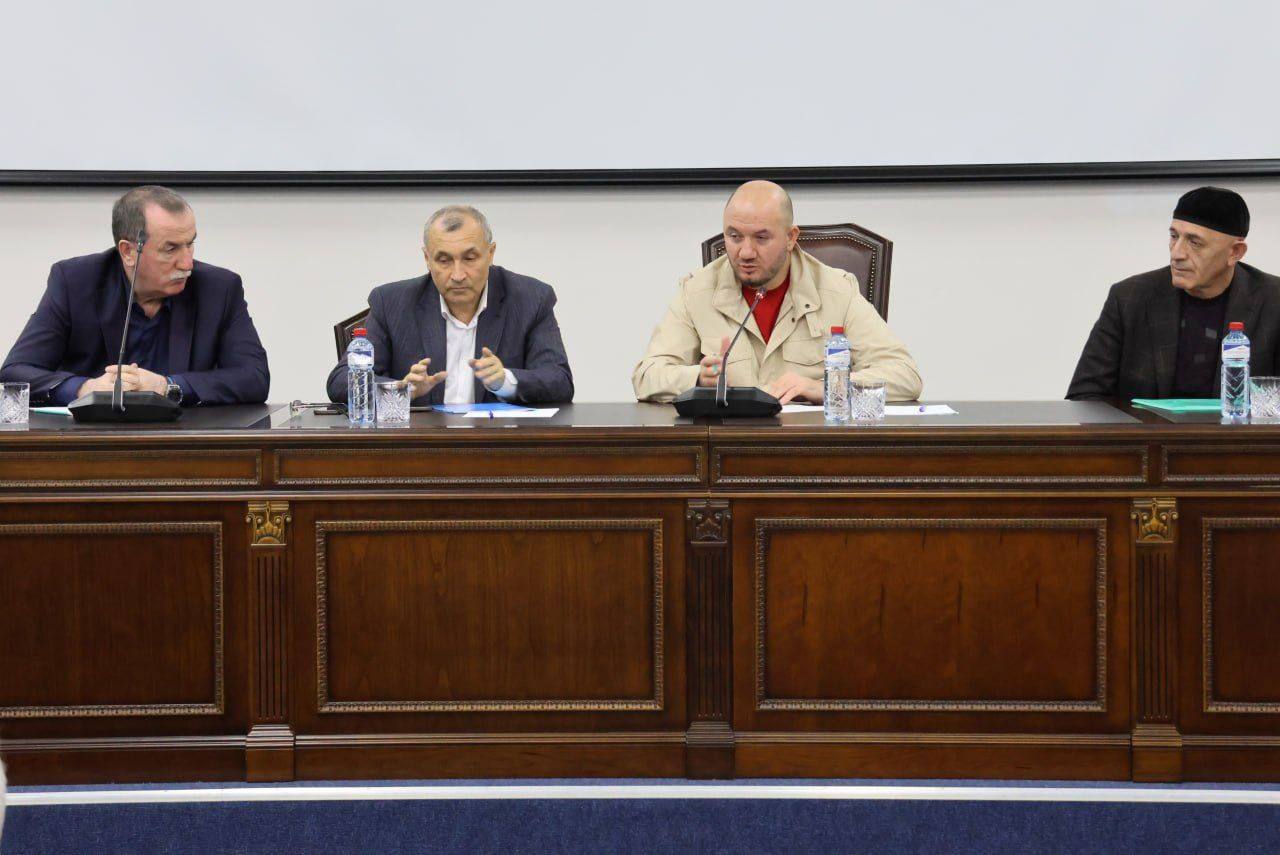 Первый заместитель Председателя Правительства – министр автомобильных дорог Чеченской Республики Иса Тумхаджиев провел совещание с аппаратом министерства и руководителями подведомственных предприятий, на котором были... Первый заместитель Председателя Правительства – министр автомобильных дорог Чеченской Республики Иса Тумхаджиев провел совещание с аппаратом министерства и руководителями подведомственных предприятий, на котором были...