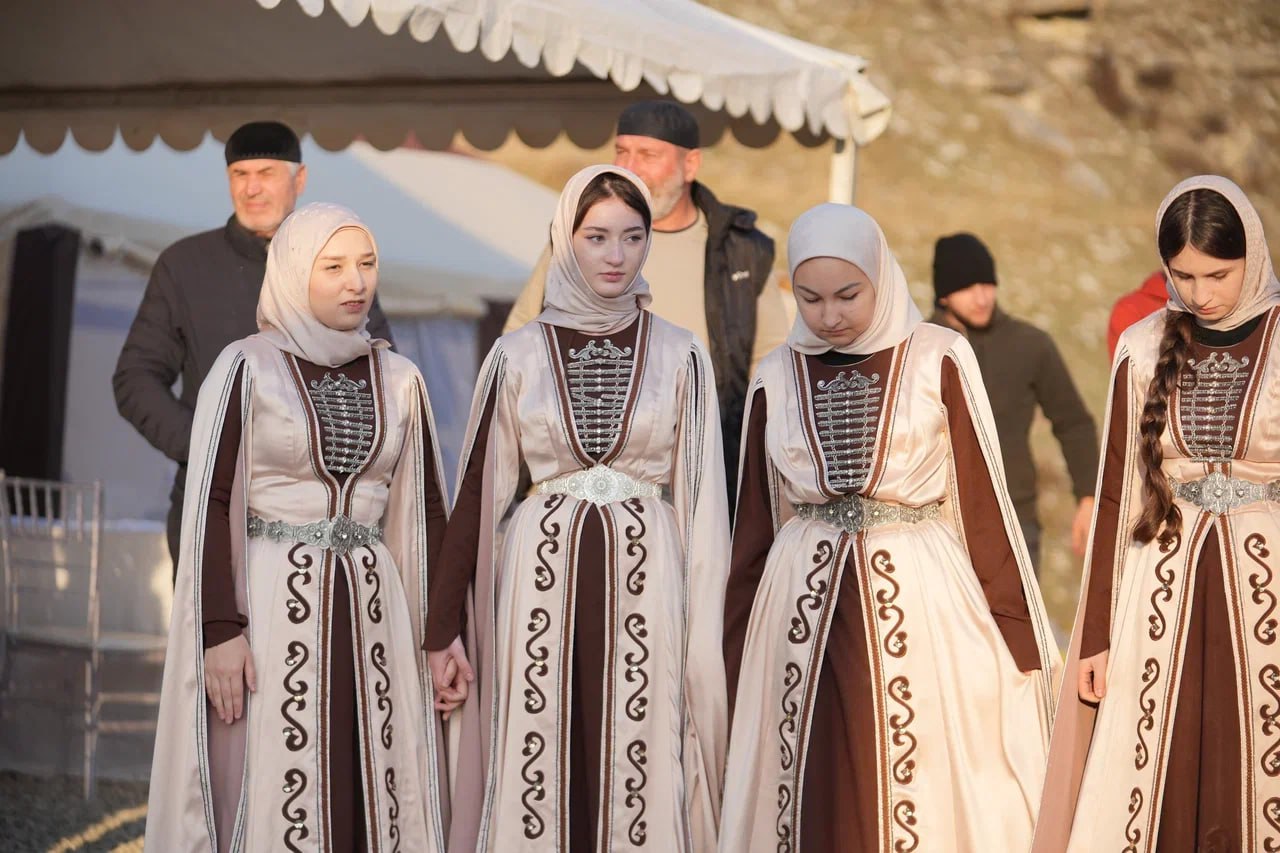 В селе Харкарой Веденского района состоялось открытие новой лестницы, ведущей к одной из значимых пещер района В селе Харкарой Веденского района состоялось открытие новой лестницы, ведущей к одной из значимых пещер района