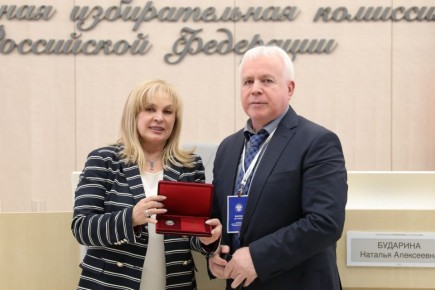 Секретарь Избиркома ЧР Эла Вахитов получил высокую государственную награду