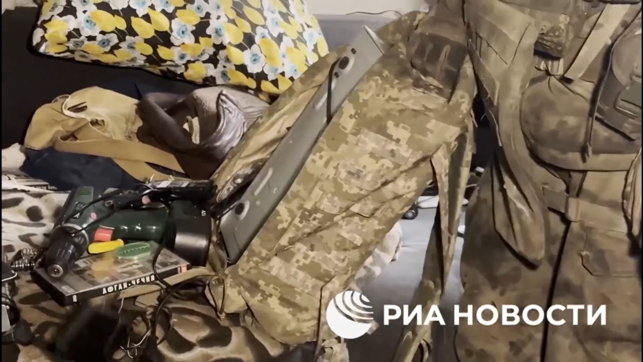 Пленение двух украинских солдат в Покровске, предварительно переодевшихся в гражданку Пленение двух украинских солдат в Покровске, предварительно переодевшихся в гражданку