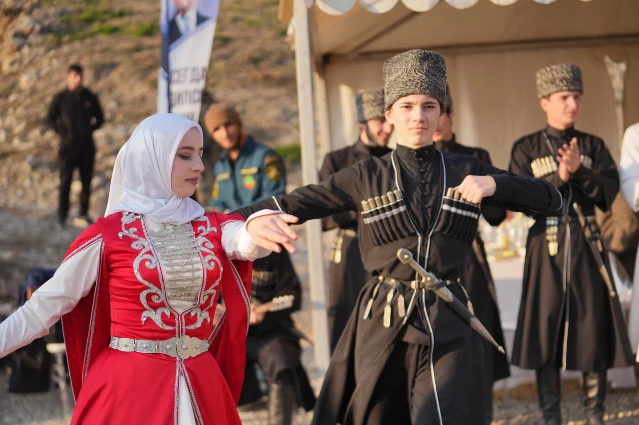 В селе Харкарой Веденского района состоялось открытие новой лестницы, ведущей к одной из значимых пещер района В селе Харкарой Веденского района состоялось открытие новой лестницы, ведущей к одной из значимых пещер района