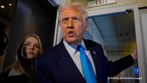 "Тихо! Тихо, свинка".. Трамп оскорбил журналистку, задавшую вопрос про материалы по делу Эпштейна. Инцидент произошел во время общения американского лидера с журналистами на борту президентского самолета