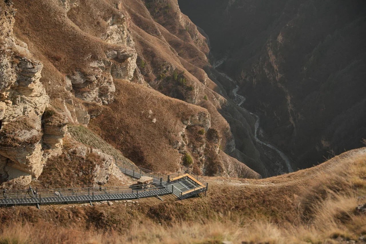 В селе Харкарой Веденского района состоялось открытие новой лестницы, ведущей к одной из значимых пещер района В селе Харкарой Веденского района состоялось открытие новой лестницы, ведущей к одной из значимых пещер района