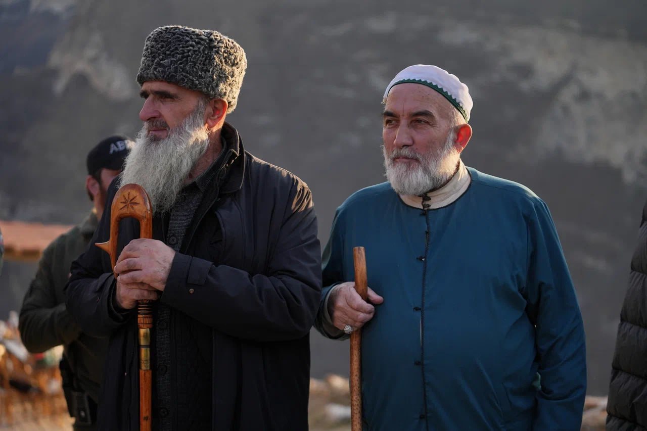 В селе Харкарой Веденского района состоялось открытие новой лестницы, ведущей к одной из значимых пещер района В селе Харкарой Веденского района состоялось открытие новой лестницы, ведущей к одной из значимых пещер района