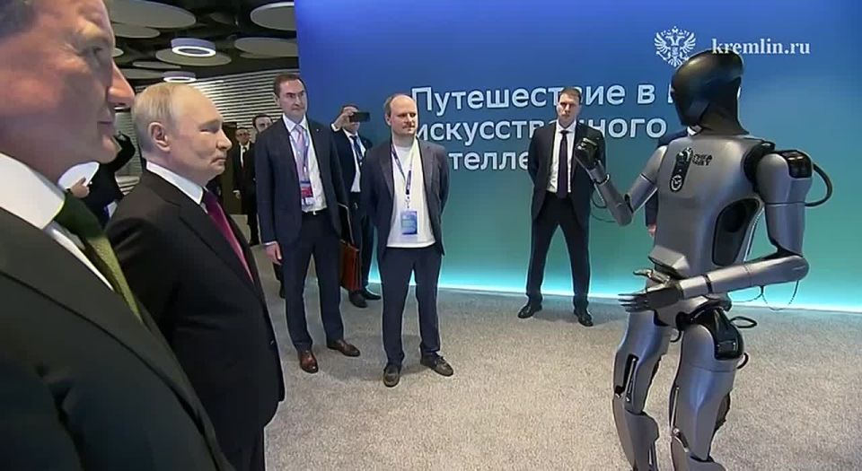 Президенту показали отечественного антропоморфного робота, разработанного Сбером