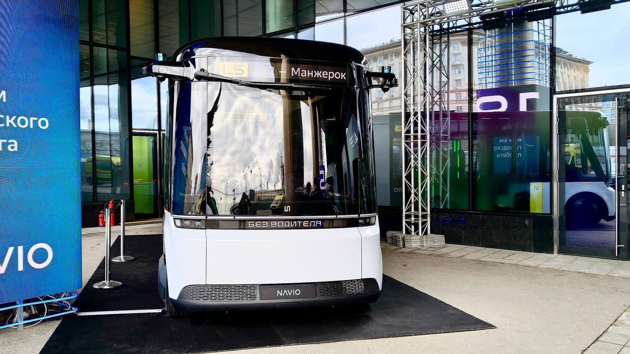Российская Navio показала беспилотный электробус L5, в котором просто нет места для водителя — им управляет AI