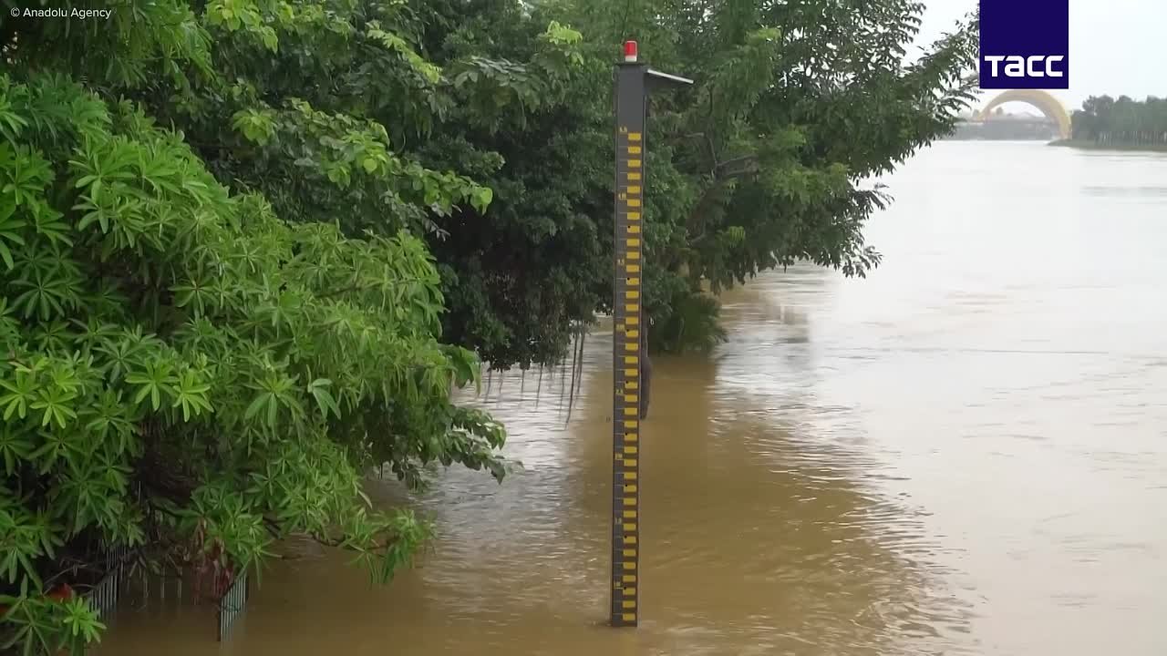 Во Вьетнаме из-за наводнений и оползней погибли 26 человек, сообщил новостной портал VnExpress