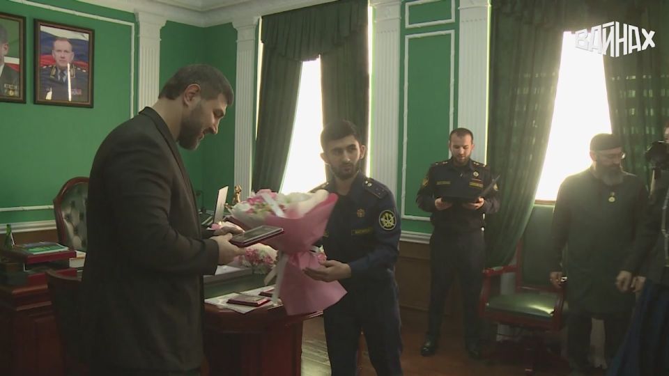 Начальник Управления Федеральной службы исполнения наказаний по ЧР Ахмед Адаев наградил директора ГТРК "Вайнах" Рузану Веселаеву медалью УФСИН по ЧР за заслуги, заместителя директора Асламбека Арипханова - благодарностью, а...