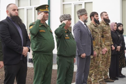 Алихан Элембаев посетил I региональный школьный военно-патриотический форум «Путь героя»