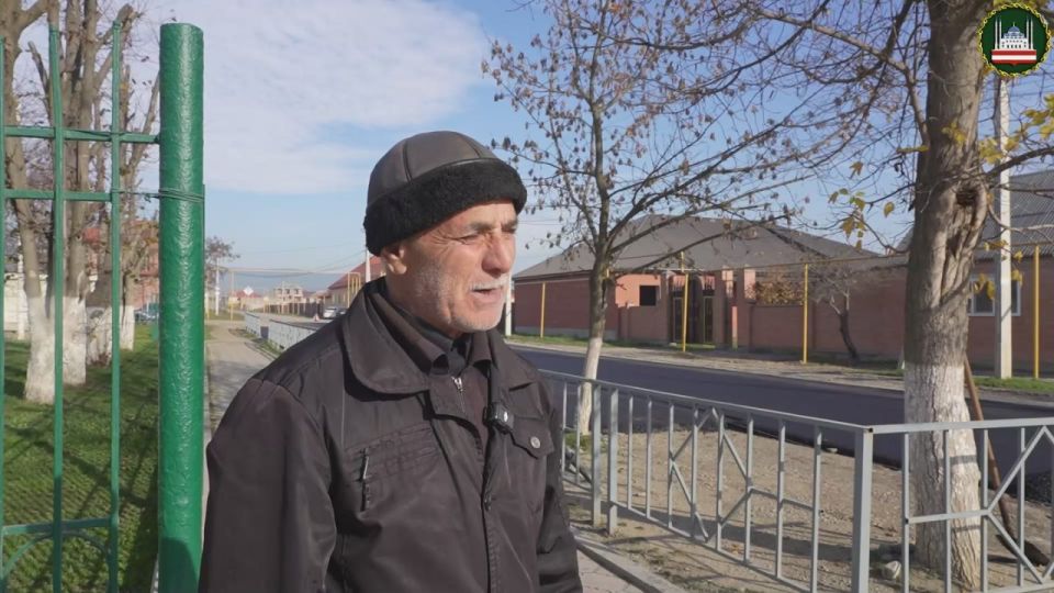 В ГРОЗНОМ АСФАЛЬТИРУЮТ ПОДЪЕЗДНУЮ ДОРОГУ К ШКОЛЕ №64