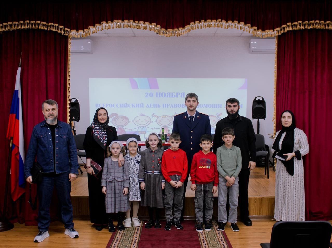 Офицер следственного управление принял участие во Всероссийской акции "День правовой помощи детям" Офицер следственного управление принял участие во Всероссийской акции "День правовой помощи детям"