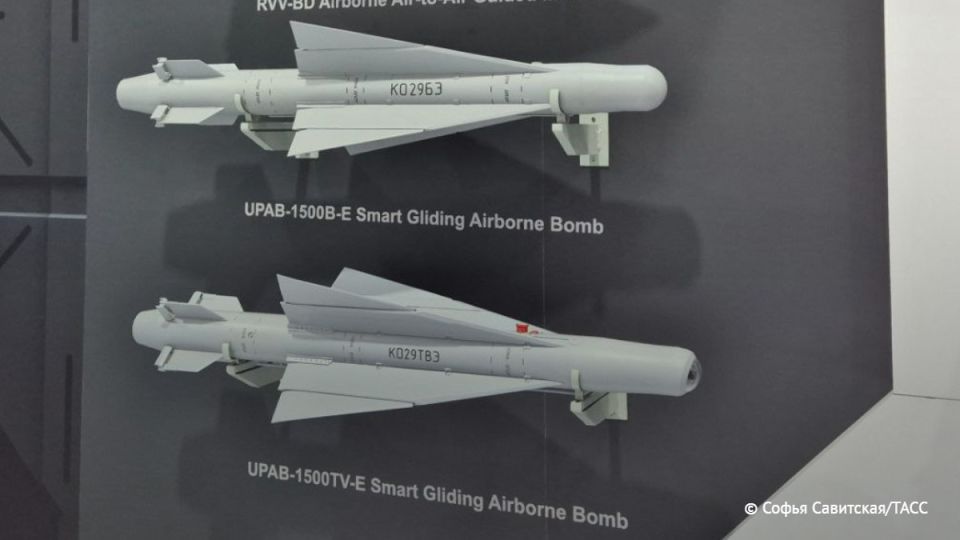 Управляемую планирующую авиабомбу УПАБ-1500ТВ-Э, способную пробивать бункеры, впервые представили на Dubai Airshow 2025, передает