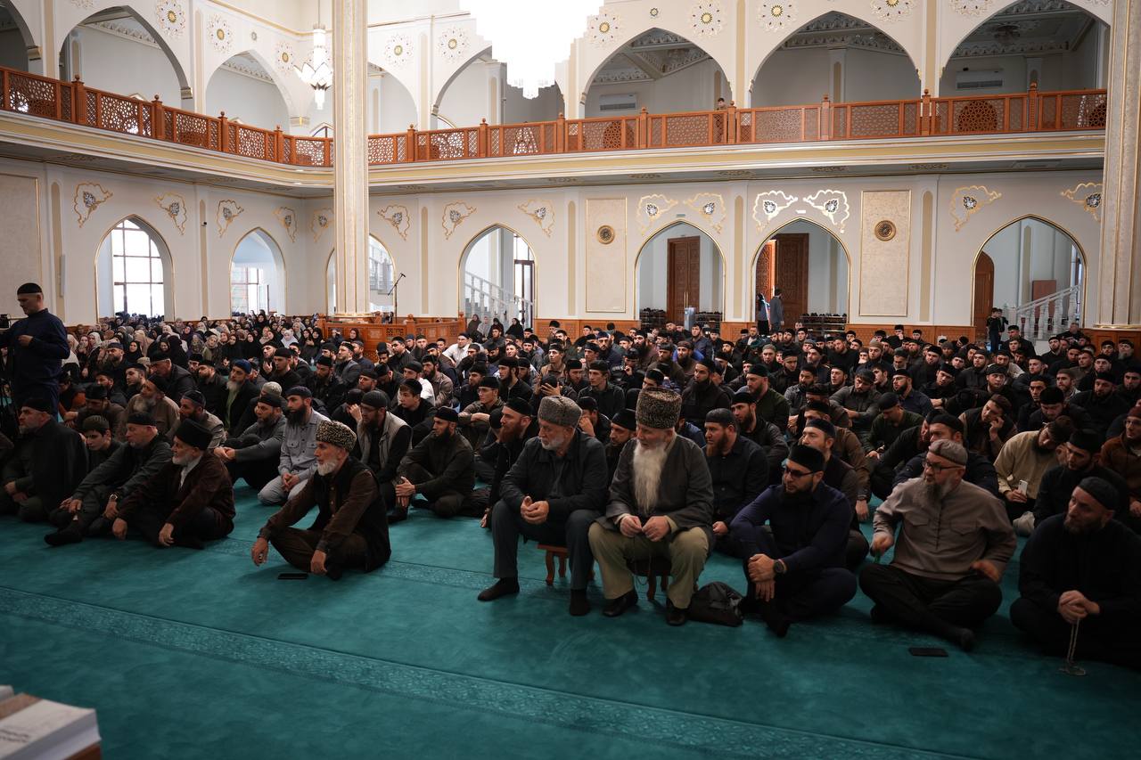 В мечети имени Пророка Исы (мир Ему) состоялась торжественная церемония вручения сертификатов, дающих право на преподавание Священного Корана В мечети имени Пророка Исы (мир Ему) состоялась торжественная церемония вручения сертификатов, дающих право на преподавание Священного Корана