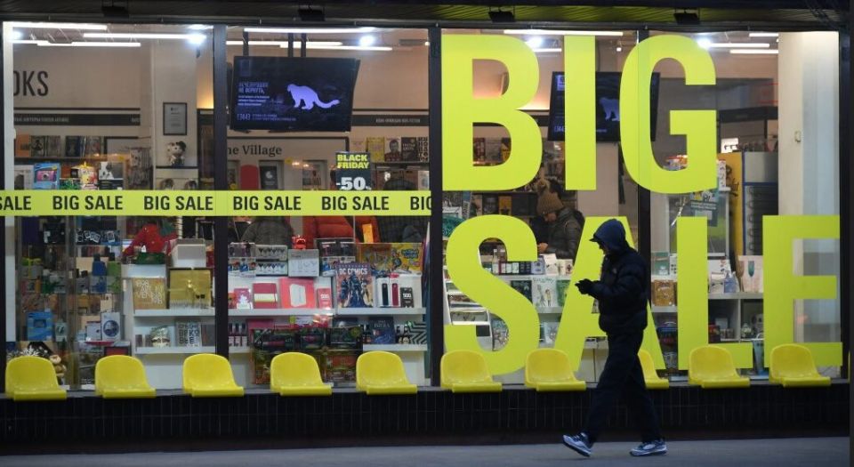 Все вывески в РФ со следующего года должны обязательно переводиться на русский язык