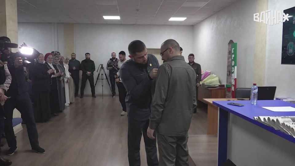 Помощник Главы Чеченской Республики, министр ЧР по национальной политике, внешним связям, печати и информации Ахмед Дудаев поздравил журналистов и сотрудников республиканских СМИ со Всемирным днем телевидения