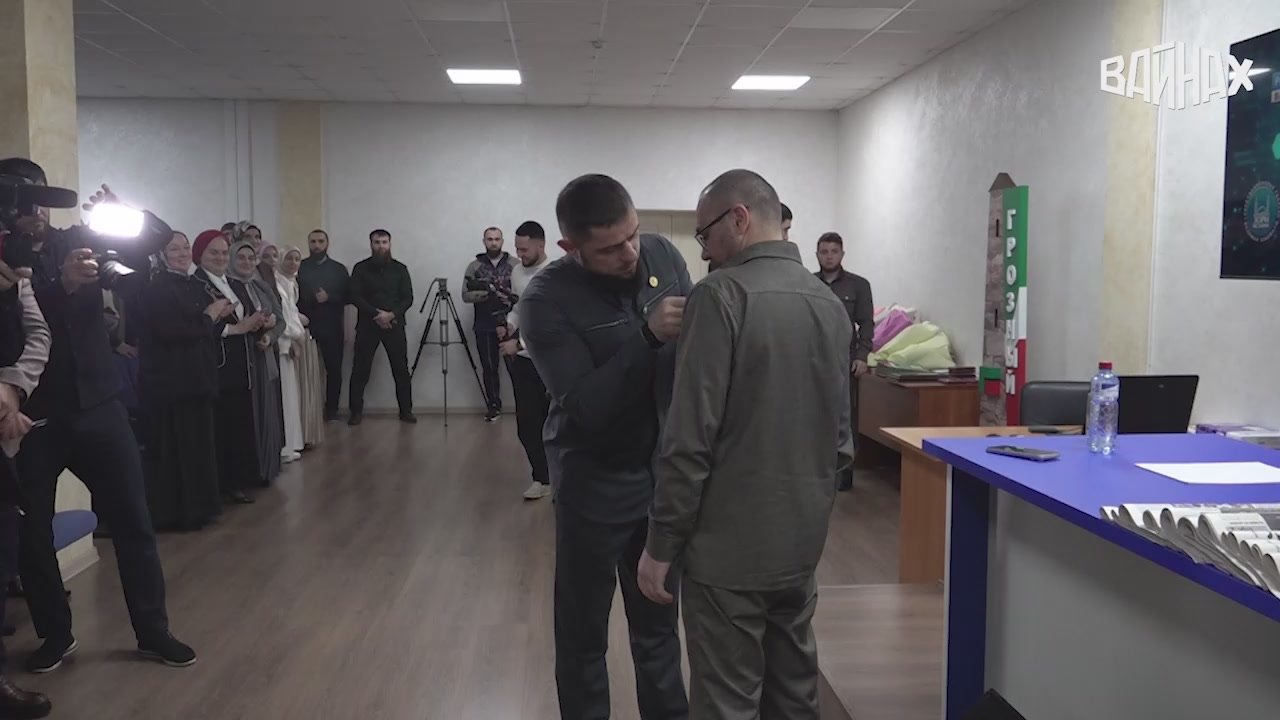 Помощник Главы Чеченской Республики, министр ЧР по национальной политике, внешним связям, печати и информации Ахмед Дудаев поздравил журналистов и сотрудников республиканских СМИ со Всемирным днем телевидения