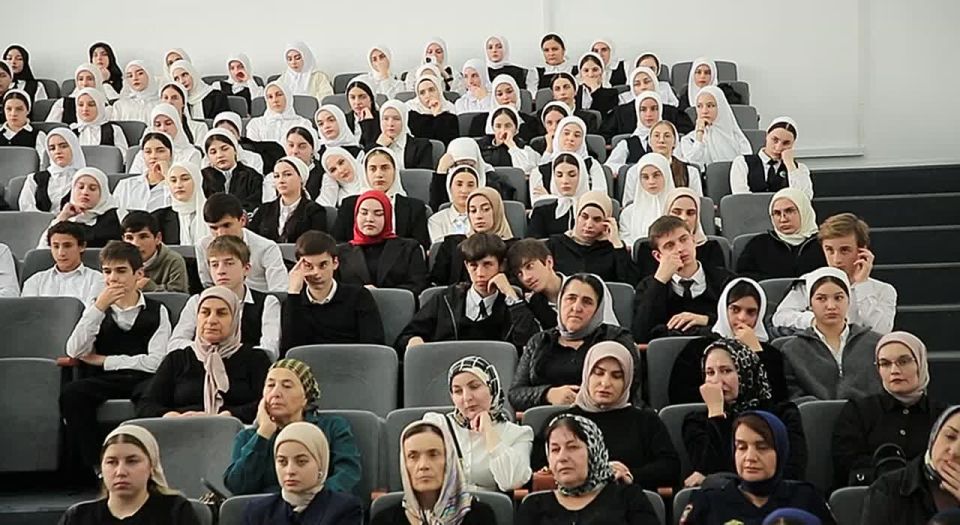 В рамках реализации Единой Концепции духовно-нравственного воспитания и развития подрастающего поколения Чеченской Республики начальник отдела департамента Исмаил Банкуров провел просветительскую встречу с воспитанниками ГБУ...