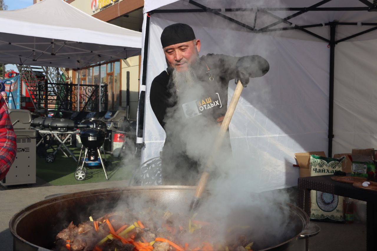 Сотрудники МЧС России обеспечили безопасность фестиваля плова Сотрудники МЧС России обеспечили безопасность фестиваля плова