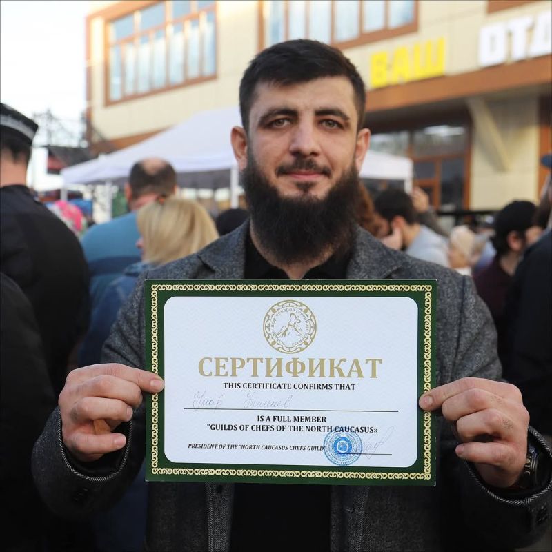 В столице Чеченской Республики впервые состоялся фестиваль плова «Плов-фест» — яркое гастрономическое событие, собравшее больше двух тысяч жителей и гостей города