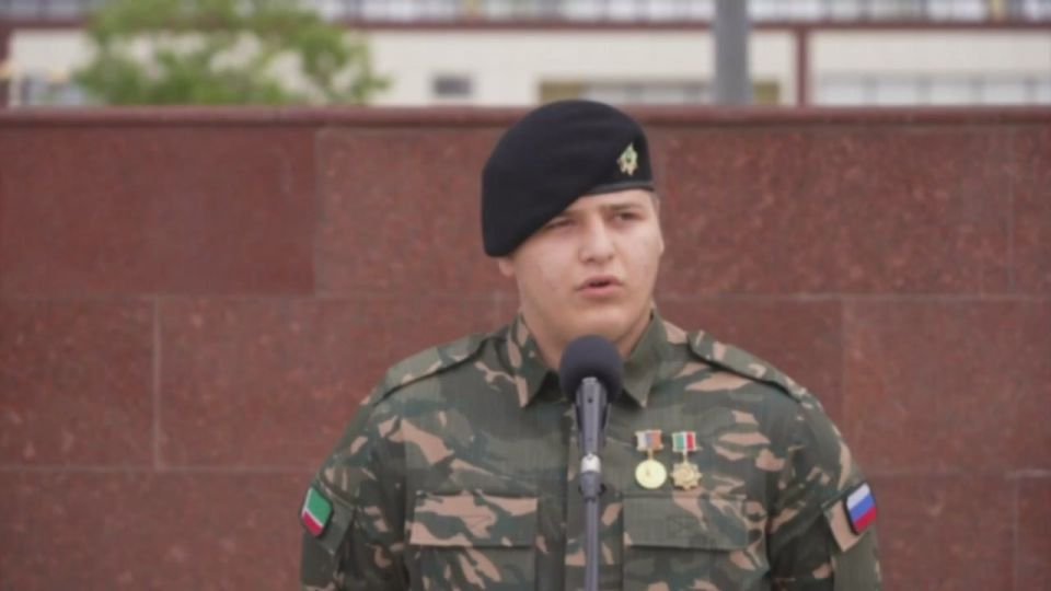 Адам Делимханов: Я с большим удовольствием поздравляю с Днём рождения моего ДОРОГОГО ПЛЕМЯННИКА, помощника Главы ЧР, Секретаря Совета Безопасности ЧР, ВНУКА ВЕЛИКОГО Первого Президента ЧР, Героя России АХМАТА-ХАДЖИ КАДЫРОВА...