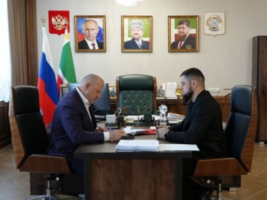 Дорогие друзья!. Сегодня Руководитель Администрации Главы и Правительства ЧР Галас Таймасханов провёл рабочую встречу с министром ЧР по национальной политике, внешним связям, печати и информации Ахмедом Дудаевым
