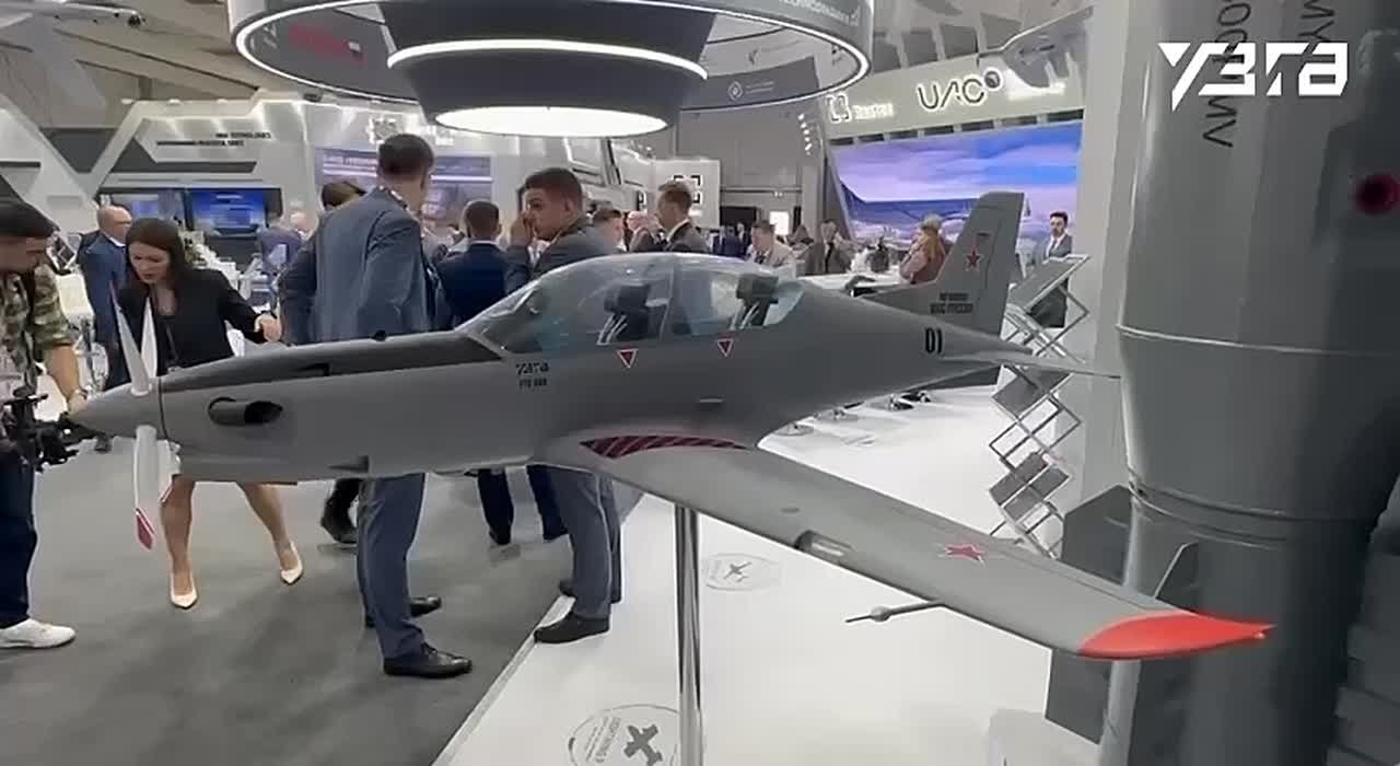 Уральский авиазавод представил на Dubai Airshow-2025 учебный самолет и ударный БПЛА