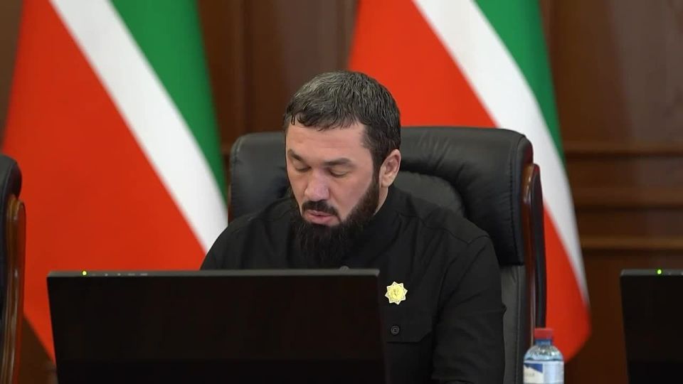 Магомед Даудов: Друзья! Сегодня провёл расширенное совещание, на котором обсудили ключевые направления развития населённых пунктов и подготовку к осенне-зимнему периоду