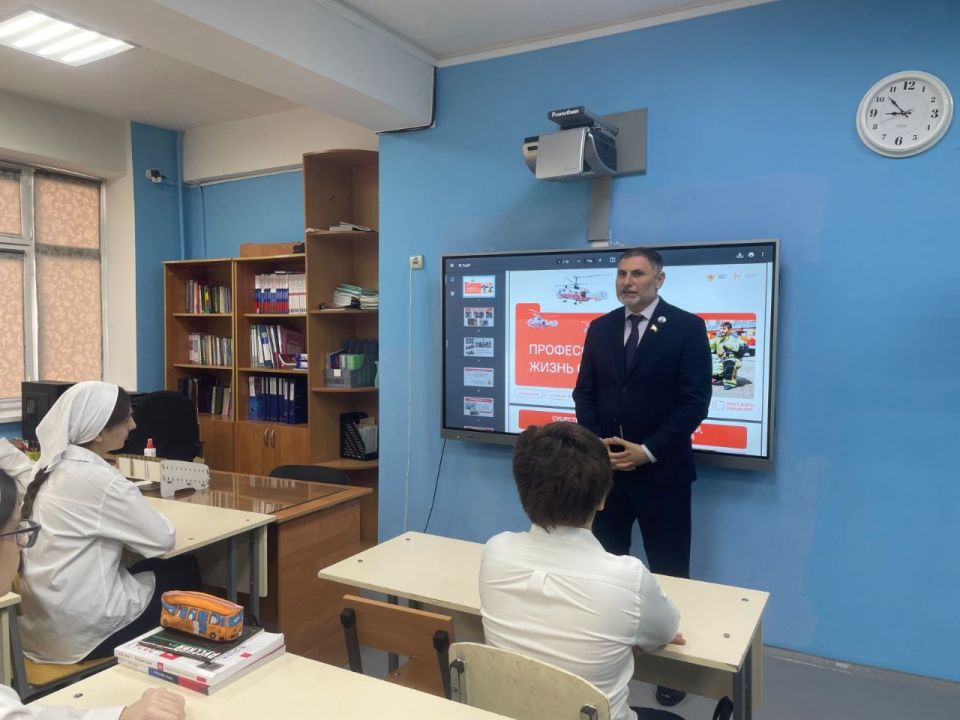 Вице-спикер Аднан Нагаев и депутат Юсуп Талхигов посетили гимназию №14 г. Грозного