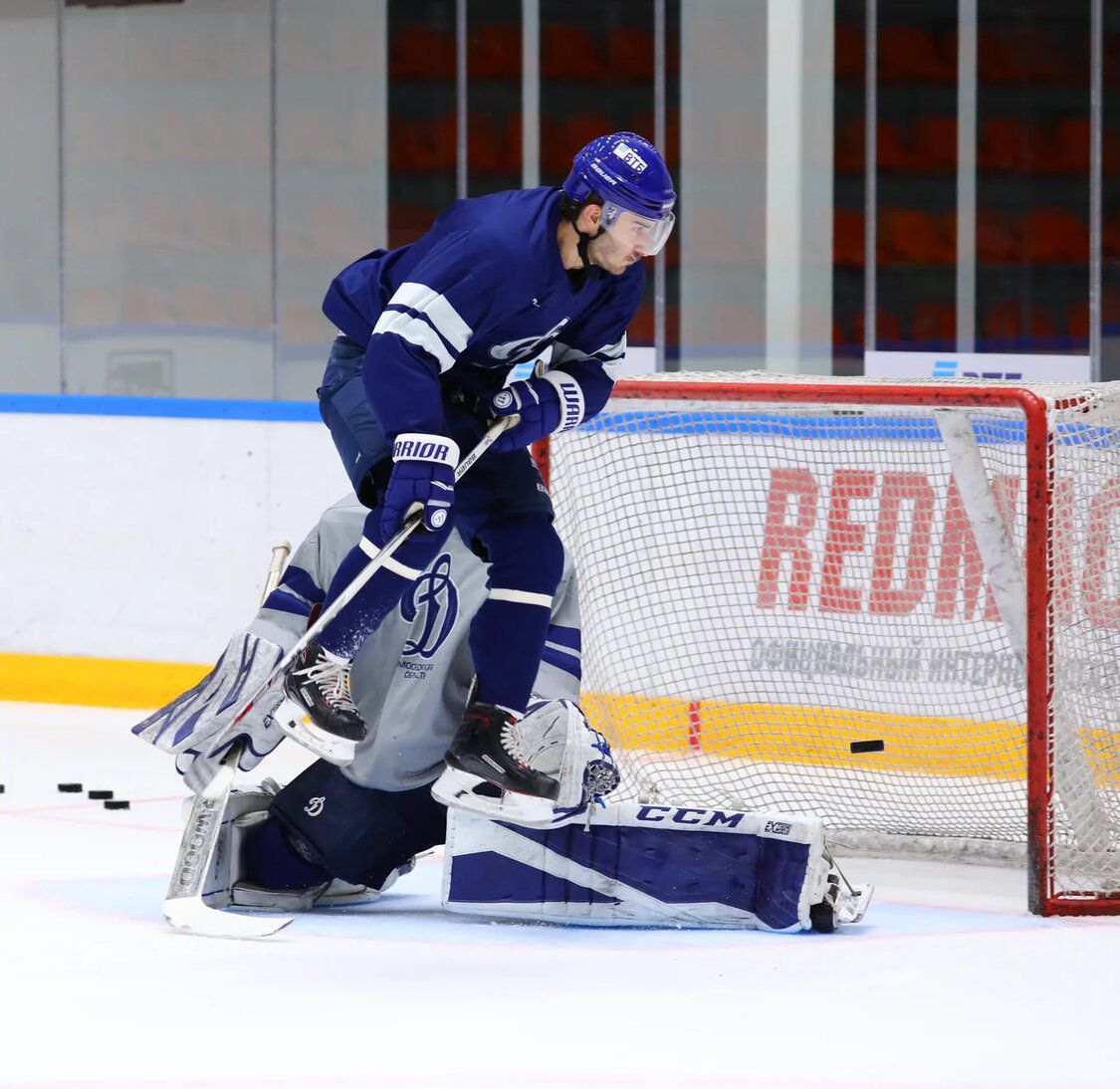 В социальных сетях набирает популярность видео, на котором уроженец Чеченской Республики, профессиональный хоккеист Аслан Раисов выполняет эффектный трюк с шайбой В социальных сетях набирает популярность видео, на котором уроженец Чеченской Республики, профессиональный хоккеист Аслан Раисов выполняет эффектный трюк с шайбой
