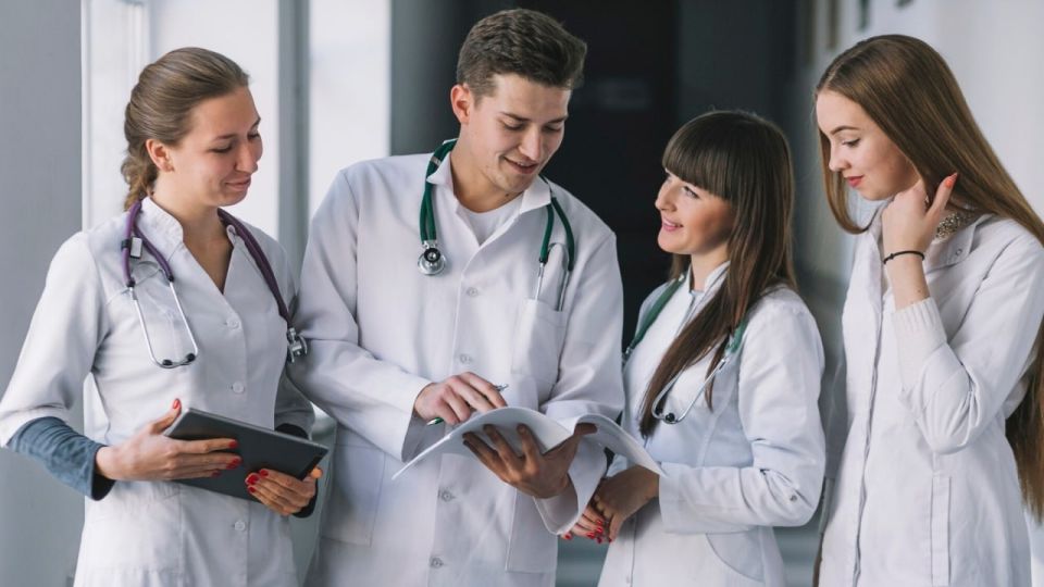Трехлетняя отработка в системе ОМС для врачей затронет ключевые медицинские специальности, но далеко не все