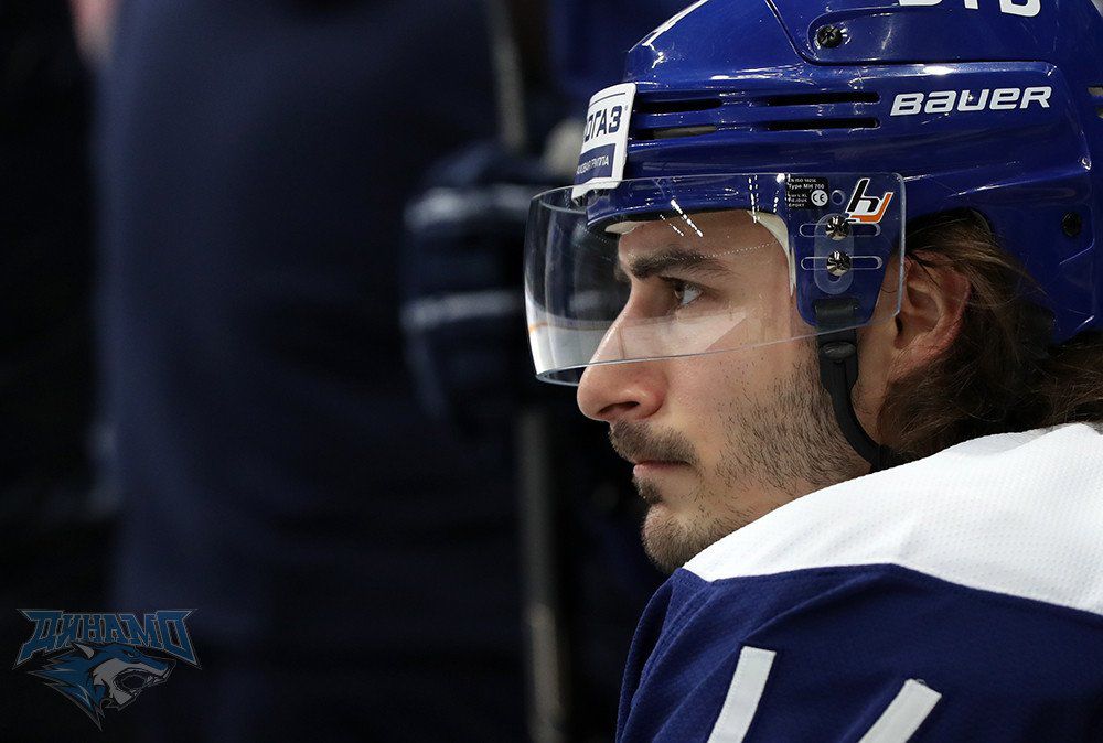 В социальных сетях набирает популярность видео, на котором уроженец Чеченской Республики, профессиональный хоккеист Аслан Раисов выполняет эффектный трюк с шайбой В социальных сетях набирает популярность видео, на котором уроженец Чеченской Республики, профессиональный хоккеист Аслан Раисов выполняет эффектный трюк с шайбой