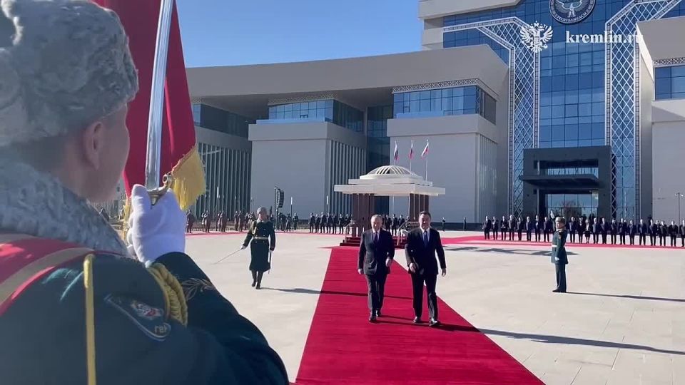 В Бишкеке Владимир Путин и президент Киргизии Жапаров проводят переговоры в правительственной резиденции «Ынтымак Ордо»