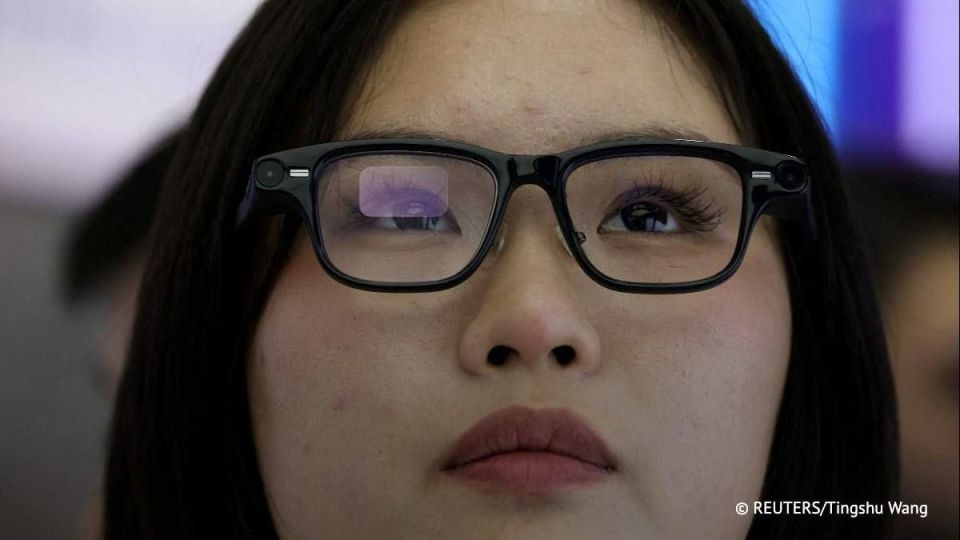 Китайская компания Alibaba представила очки, оснащенные системой ИИ. Прозрачные дисплеи сканируют все, что видит пользователь