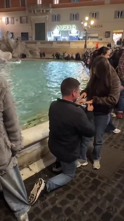 В Риме туристка случайно стала участницей предложения руки и сердца