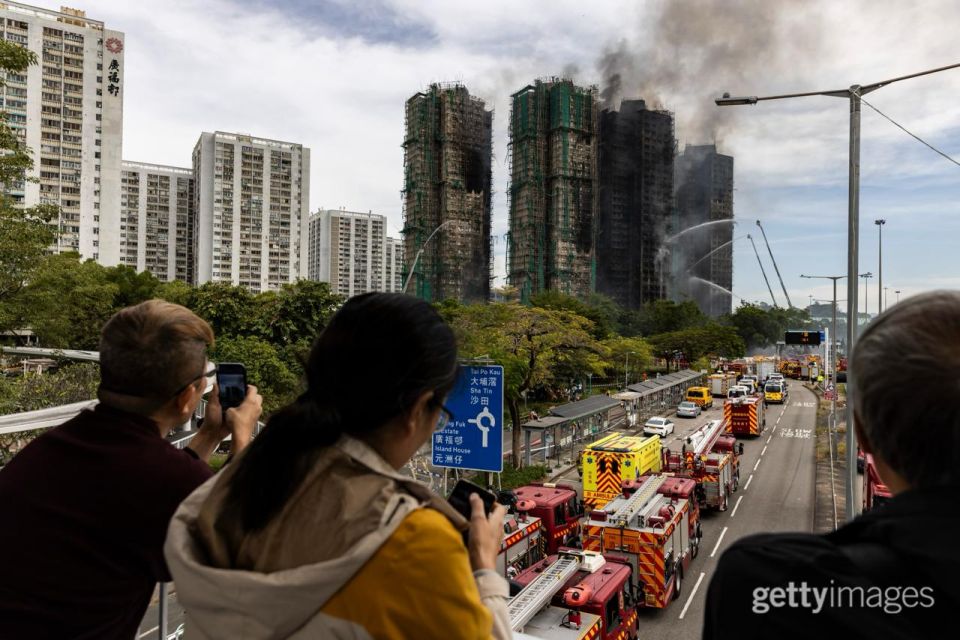 Число погибших во время пожара в жилом комплексе в Гонконге выросло до 55, сообщает South China Morning Post