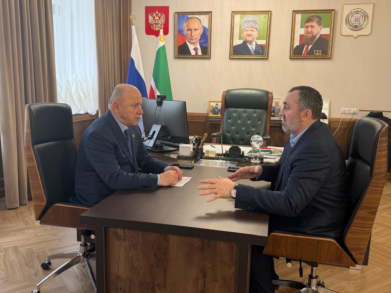 Ассаламу Алайкум!. Сегодня Руководитель Администрации Главы и Правительства ЧР Галас Таймасханов провёл рабочую встречу с председателем Избирательной комиссии ЧР Умаром Байхановым