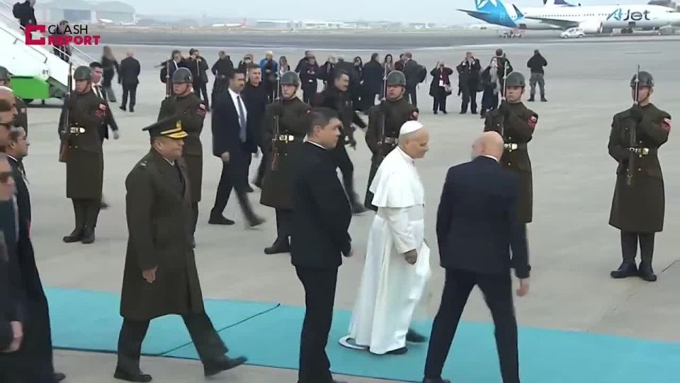 Папа Лев прибыл в Турцию. Позже он встретится с Эрдоганом