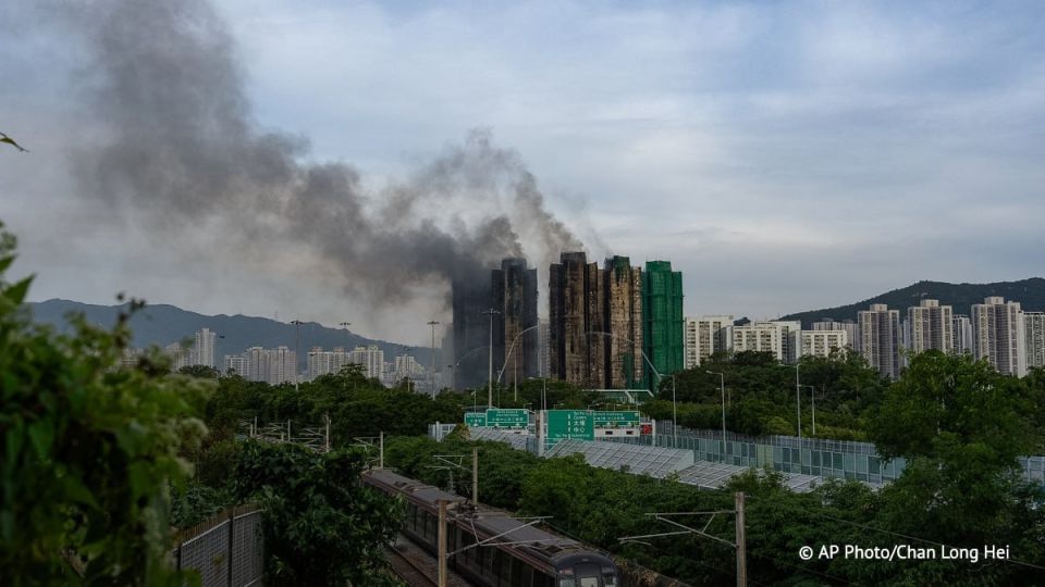 Не менее 60 человек остаются заблокированными в горящем жилом комплексе в Гонконге