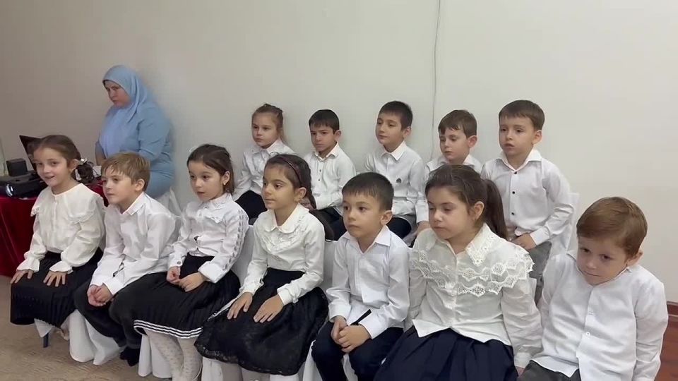 В детском саду № 2 «Улыбка» с. п. Знаменское в подготовительной группе «Капельки» прошла увлекательная образовательная деятельность на тему «Выборы Президента средней группы «Солнышко»»